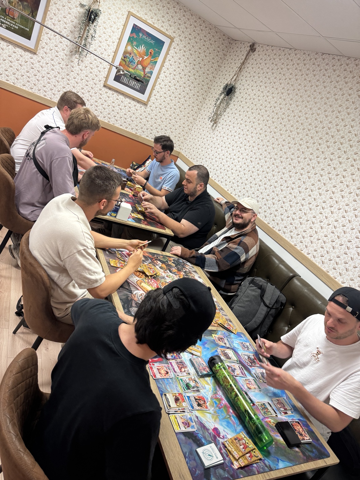 Une grande table de joueurs TCG au Hazard
